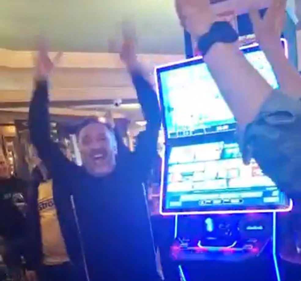 Vítor Pereira comemora vitória com torcedores do Wolves em pub (Foto: Reprodução)