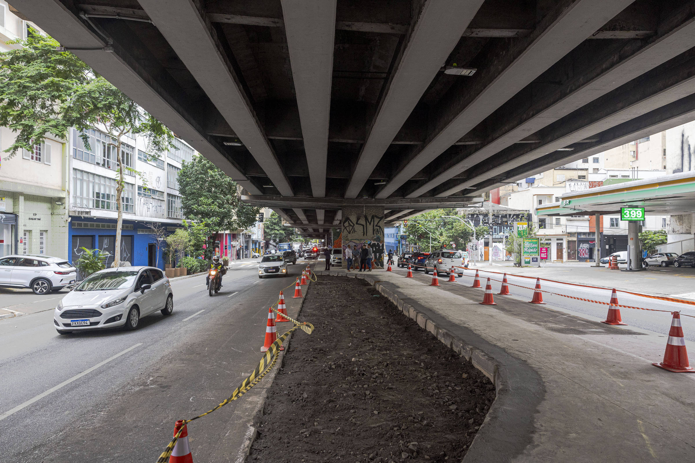 Bolsão de estacionamento em parte do canteiro debaixo do Minhocão (Foto: Danilo Verpa - 29.abr.2025/Folhapress)