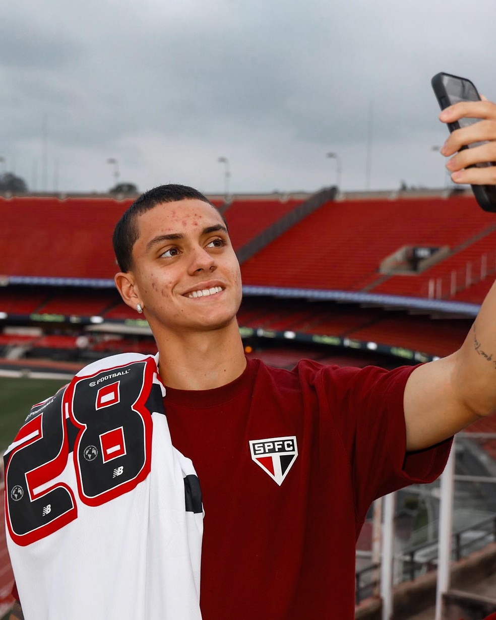 Lucca, atacante do São Paulo, concilia futebol e estudos em gestão desportiva