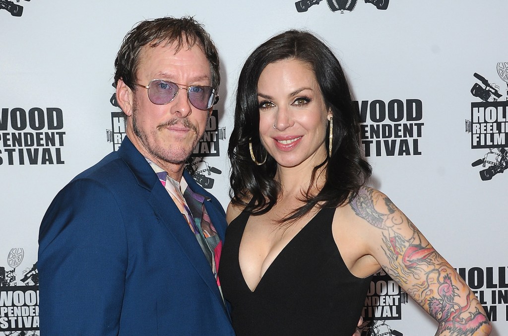 Weezer mantém show no Coachella após incidente com a esposa do baixista Scott Shriner