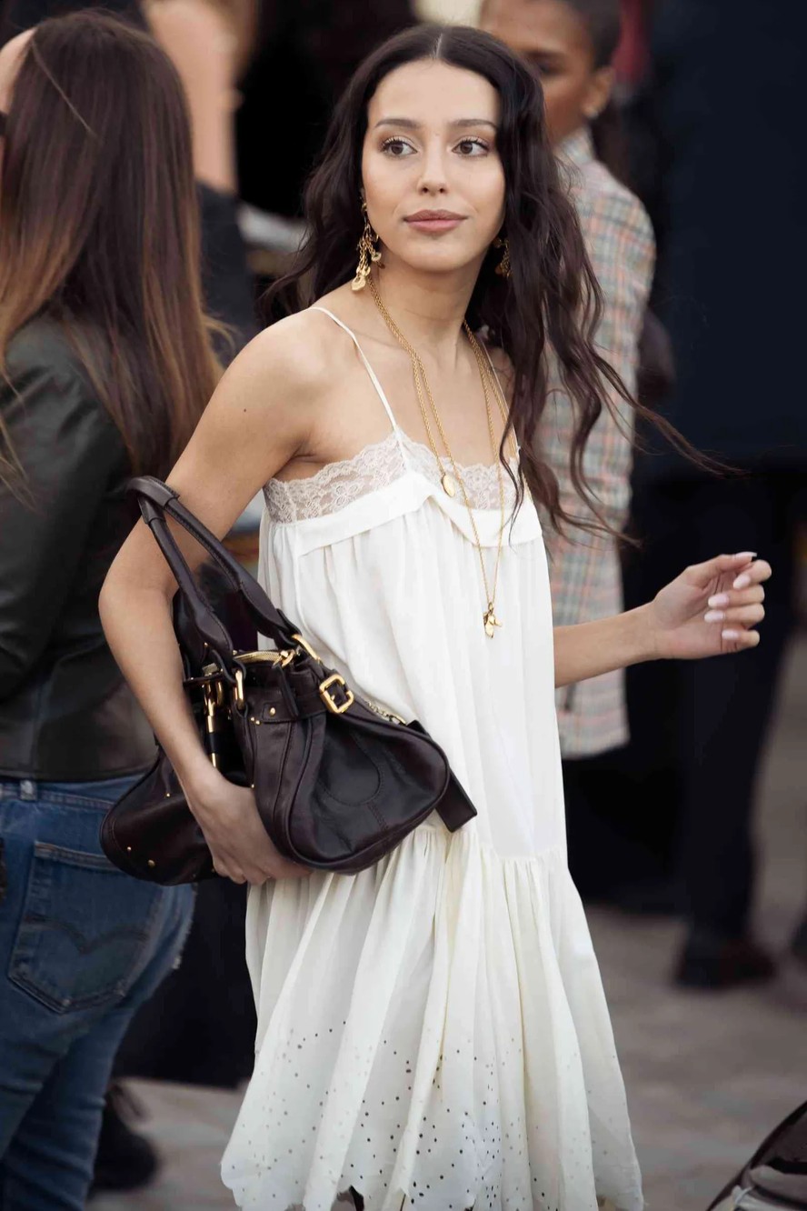 Blusas longas dos anos 2000 retornam para compor looks com jeans slim em 2025