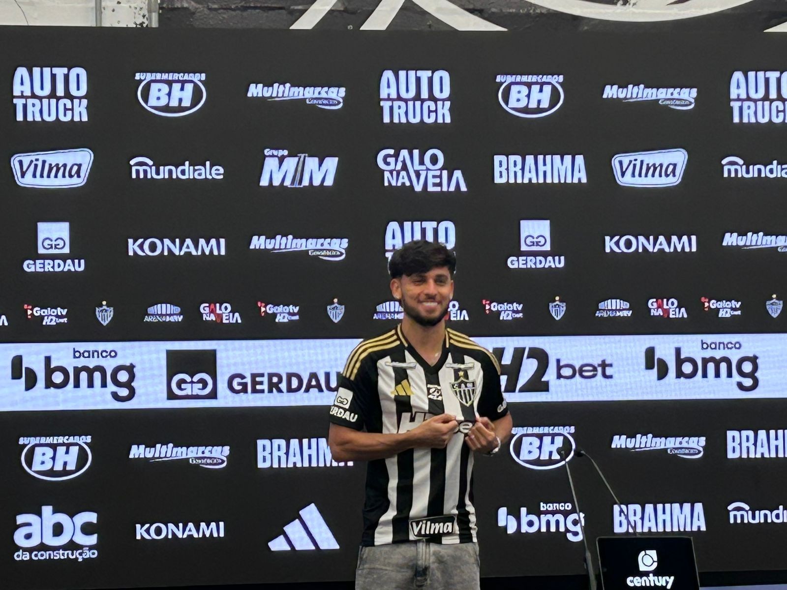 Biel é liberado por Cuca e pode estrear contra o Flamengo