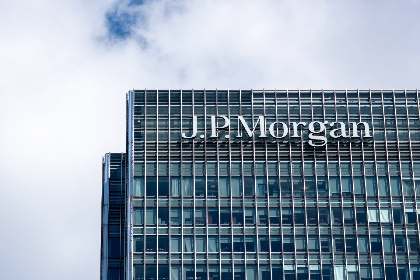 JPMorgan abre portas para criptomoedas e permite investimentos de clientes