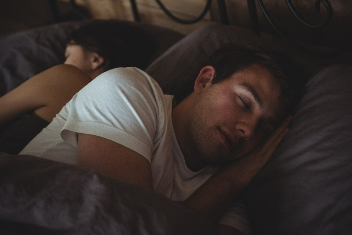 Posições de sono que aumentam o estresse e dicas para relaxar melhor