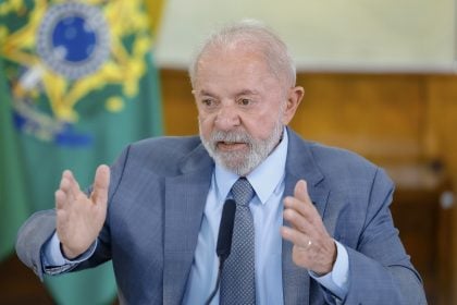 Aprovação de Lula se estabiliza em 47,3%, enquanto reprovação ainda é alta