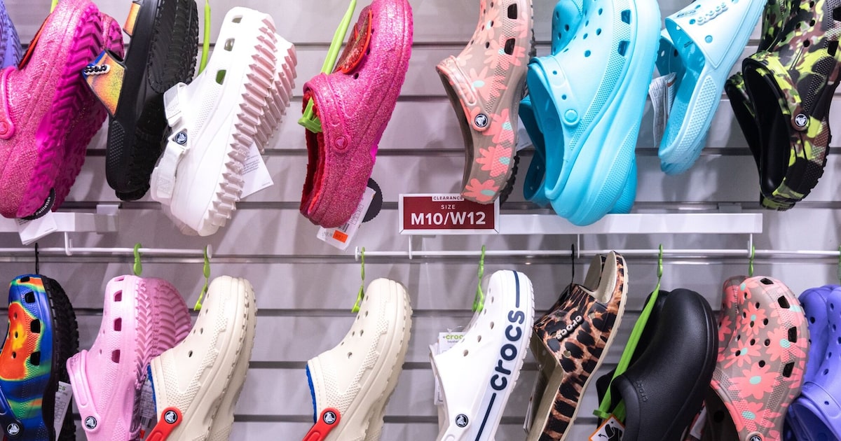 Vendas da Crocs despencam com tarifas e incertezas, a maior queda desde a pandemia