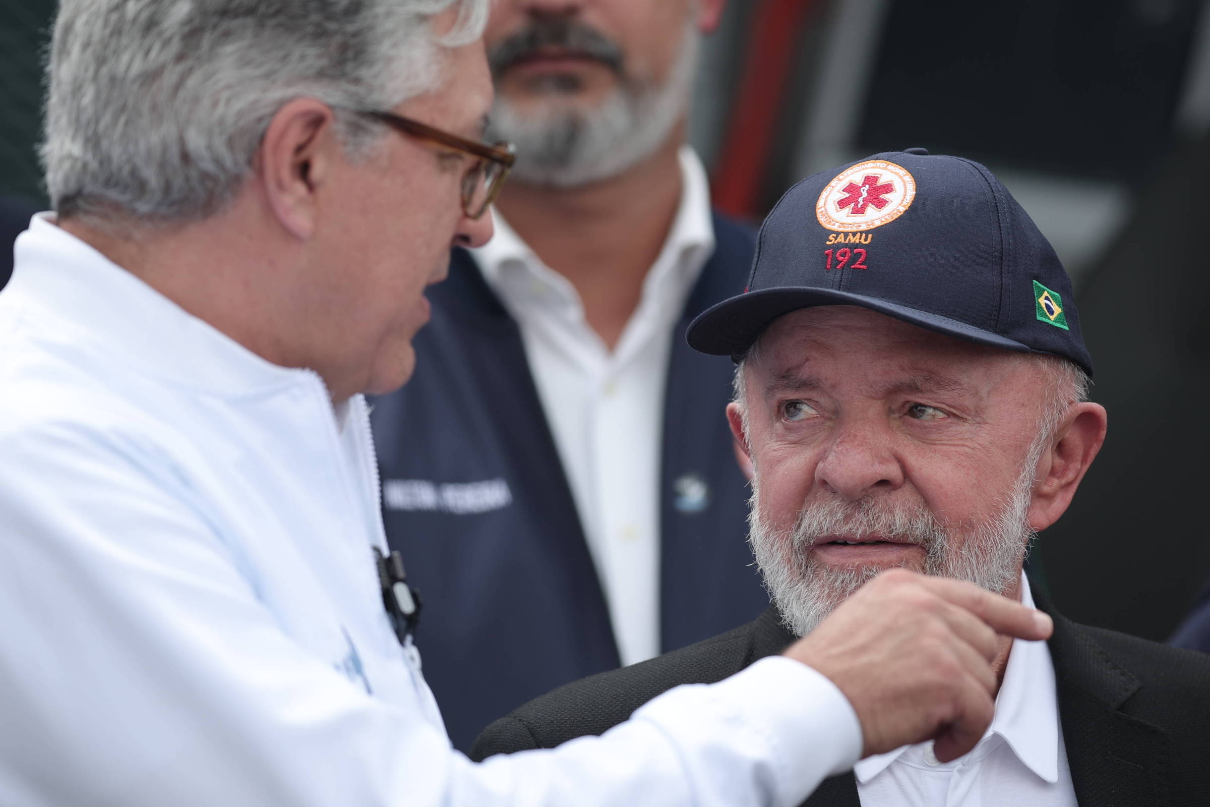 Ministro da Saúde, Alexandre Padilha, com o presidente Lula durante entrega de ambulâncias do Samu em Sorocaba (SP) (Foto: Danilo Verpa - 14.mar.25/Folhapress)