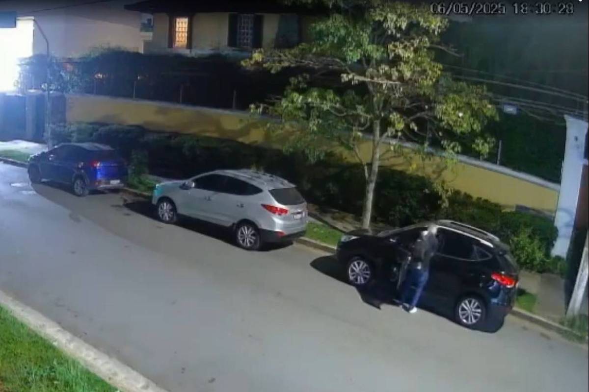 Momento em que a mulher foi abordada por dois criminosos logo depois de entrar no veículo (Foto: Reprodução/TV Globo)