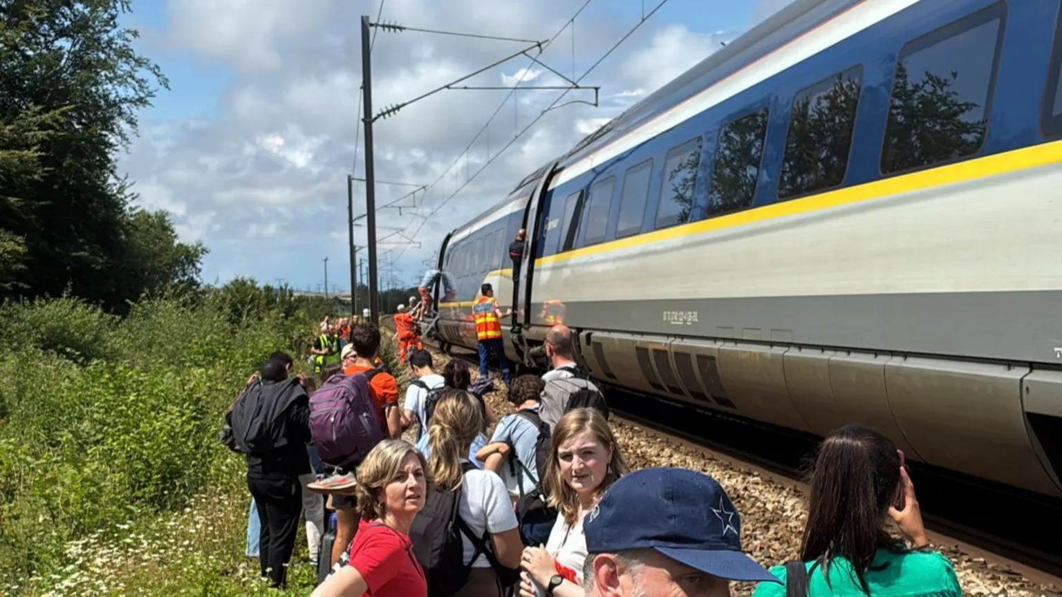 Trem Eurostar é evacuado após espera de quatro horas no norte da França