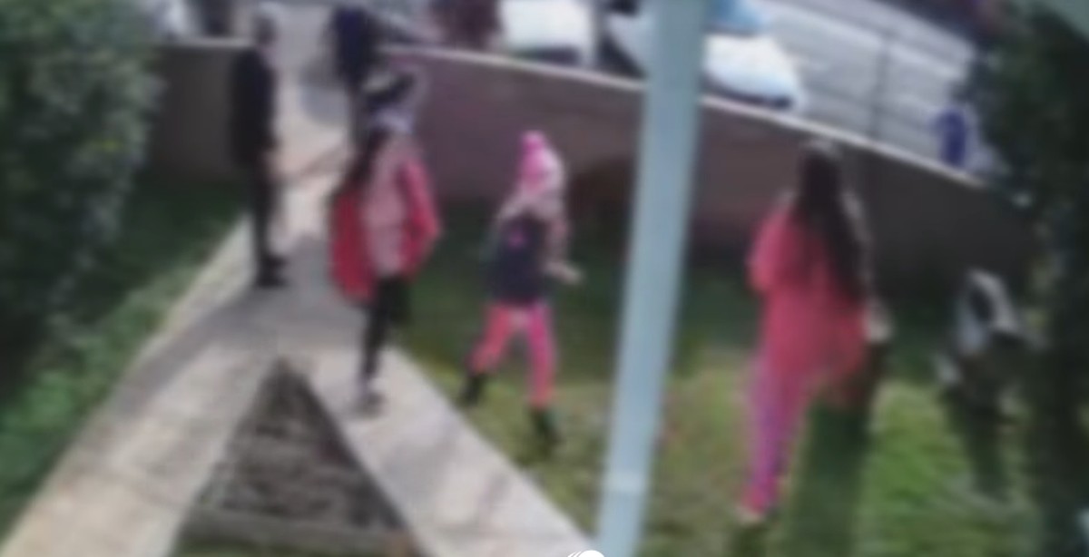 Mulher acolhe crianças e oferece apoio após ataque em escola no RS