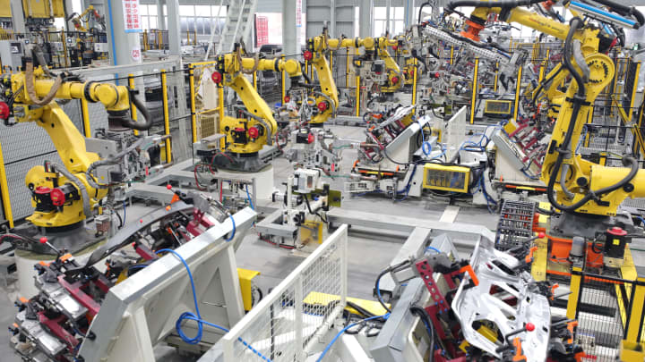 Braços robóticos inteligentes trabalham na linha de produção da oficina de produção da Changqing Auto Parts Co., LTD., localizada na Zona de Desenvolvimento Econômico de Anqing, na Província de Anhui, China, em 13 de março de 2025. (Foto: Costfoto/NurPhoto via Getty Images)
