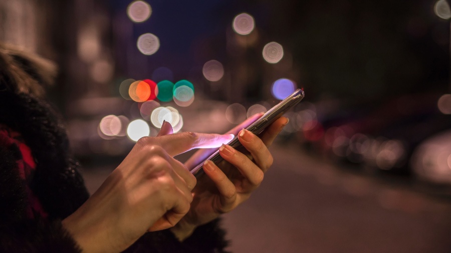 Foto de um smartphone em um fundo colorido (Foto: iStock)