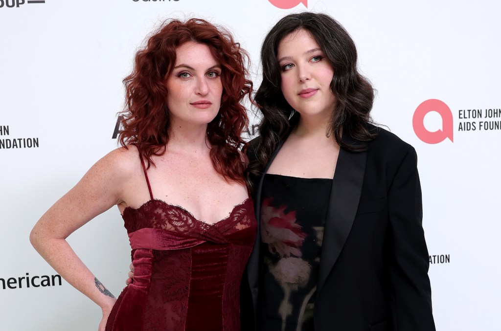 Katie Gavin e Lucy Dacus recriaram a icônica capa da 'Vanity Fair' de 1993, com k.d. Lang e Cindy Crawford, para a 'Alternative Press'. (Foto: Reprodução)