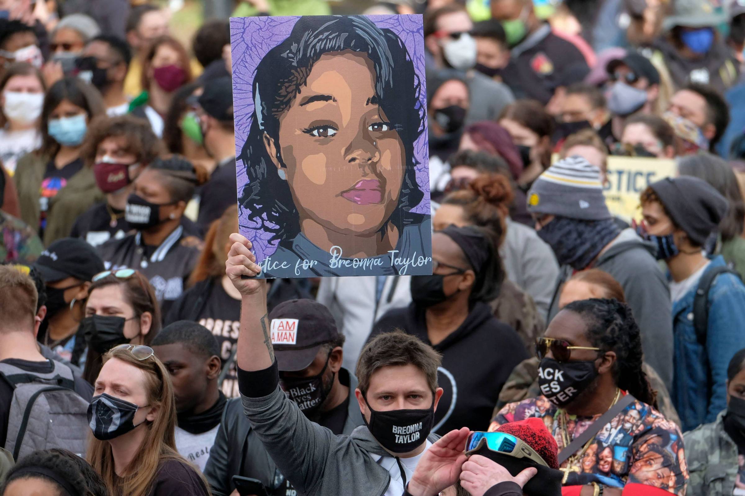 Ex-policial é condenado por envolvimento na morte de mulher negra em sua casa