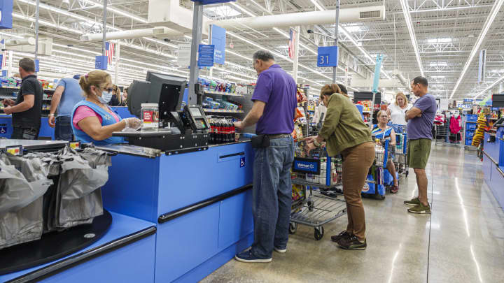 Miami, Hialeah Gardens, Flórida, Walmart Supercenter, caixa do checkout, clientes pagando. (Foto: Jeff Greenberg | Universal Images Group | Getty Images)