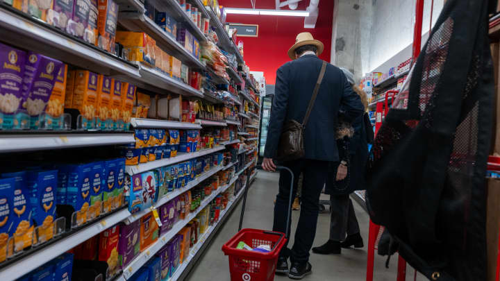 Trump reduz benefícios do programa de alimentação e famílias perdem até R$ 746 por mês
