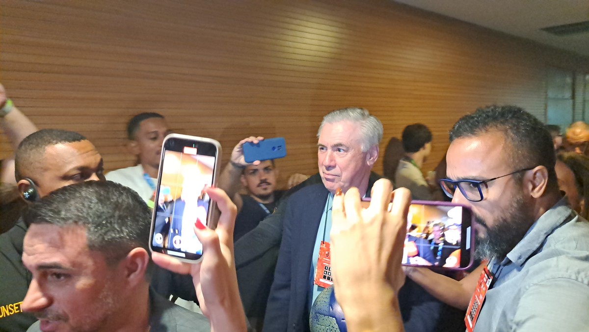 Ancelotti assiste ao jogo do Flamengo na Libertadores e registra momento no Maracanã