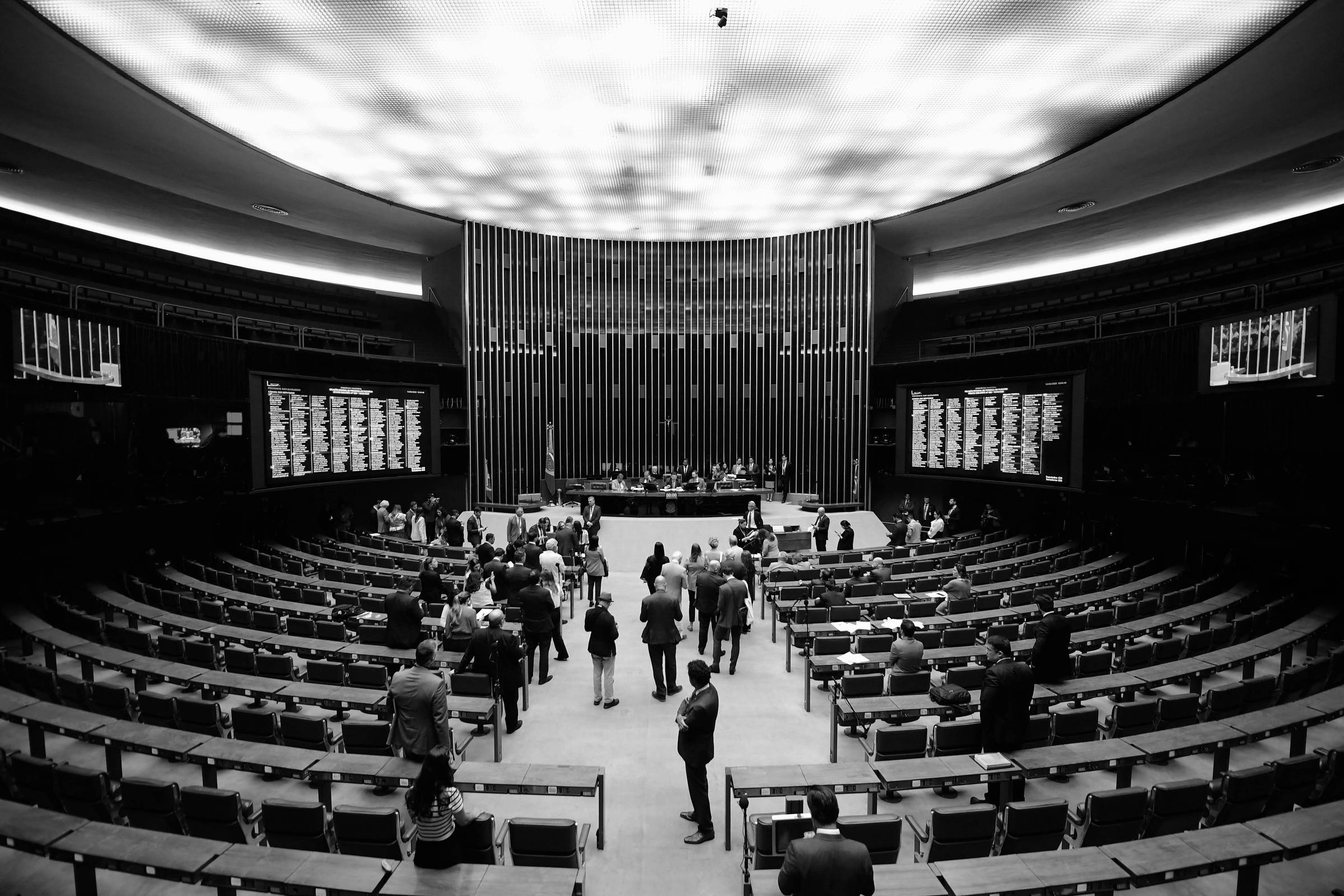 Segurança pública enfrenta discussões infrutíferas e falta de soluções efetivas