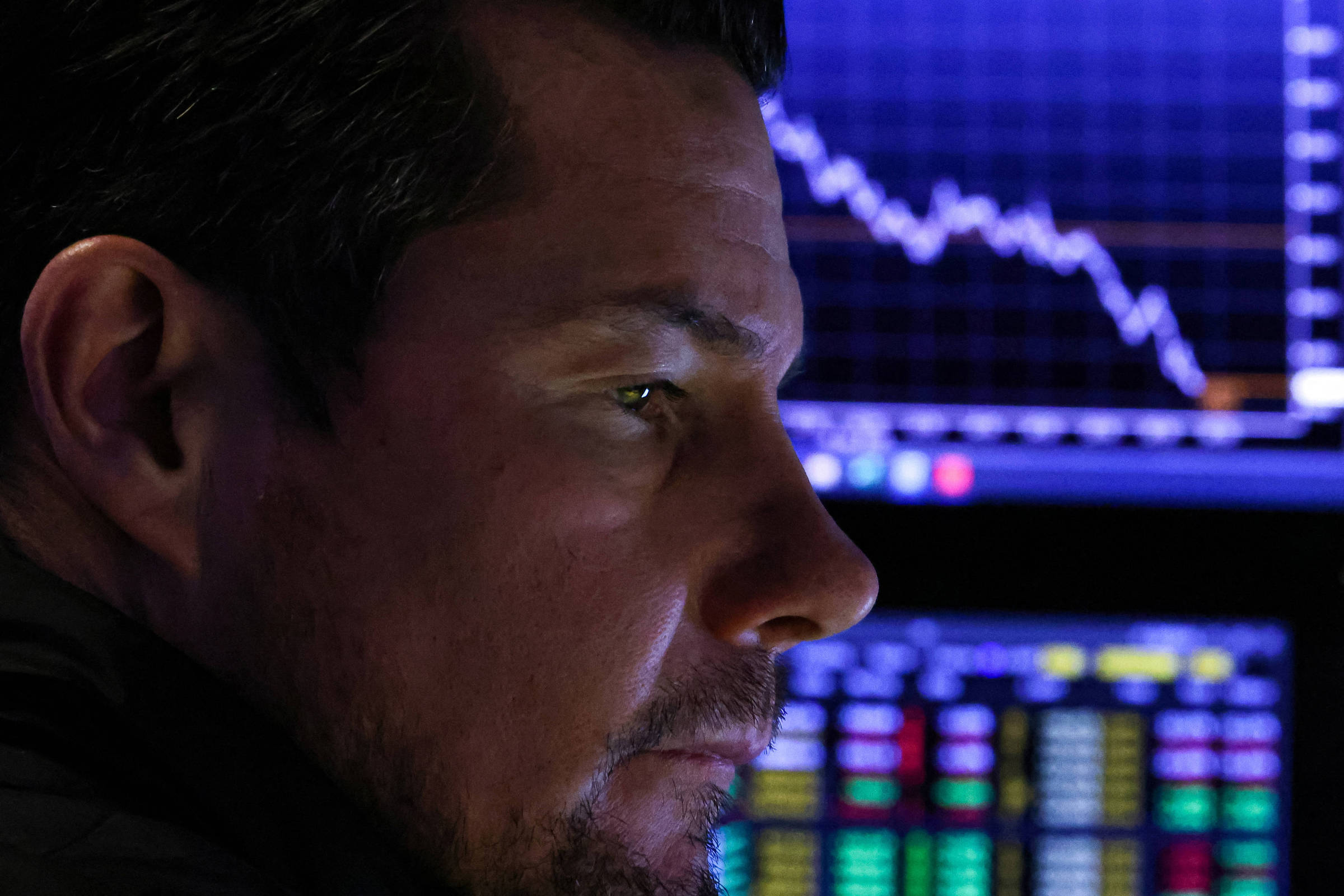 Investidor acompanha o mercado. (Foto: Brendan McDermid/REUTERS)