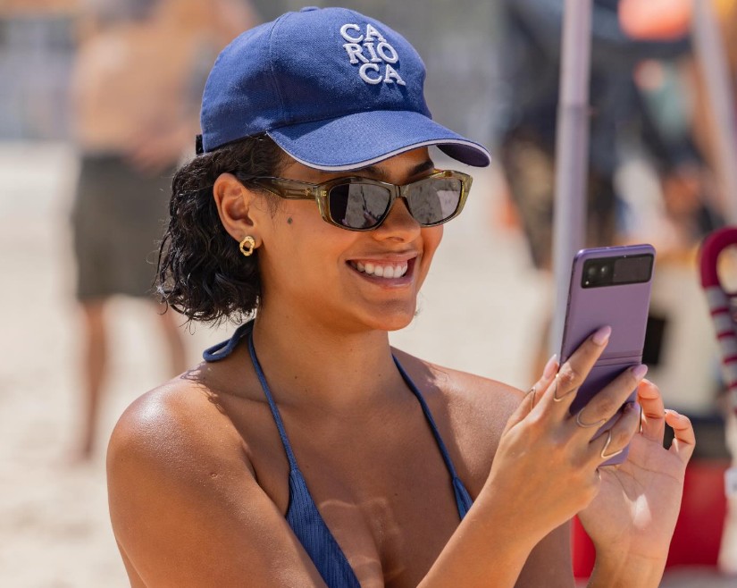 Maria de Fátima (Bella Campos), de 'Vale Tudo', publicando fotos nas redes sociais (Foto: Reprodução)