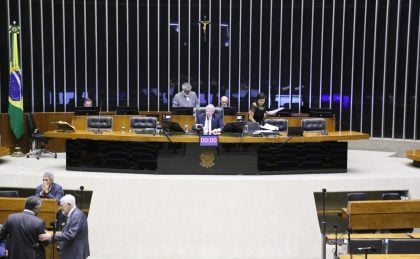 Câmara aprova lei que proíbe aproximação de agressores, mesmo com consentimento