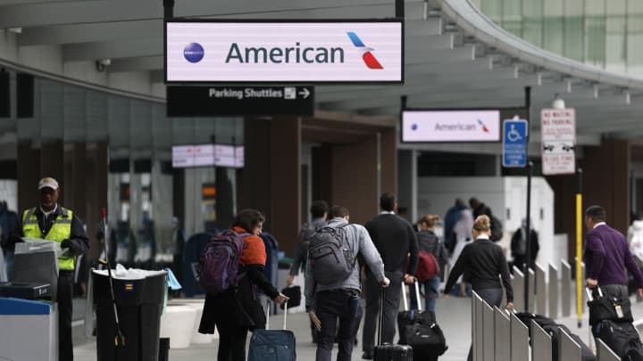 Passageiros chegam ao terminal da American Airlines no Aeroporto Internacional de San Francisco, em San Francisco, em 24 de abril de 2025. (Foto: Justin Sullivan/Getty Images)