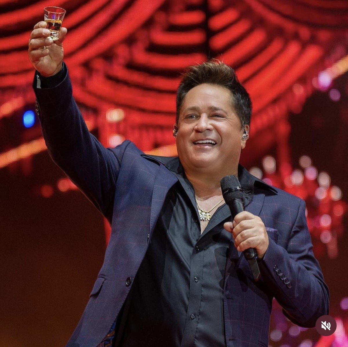 Leonardo se diverte com críticas sobre embriaguez e é chamado de 'incancelável'