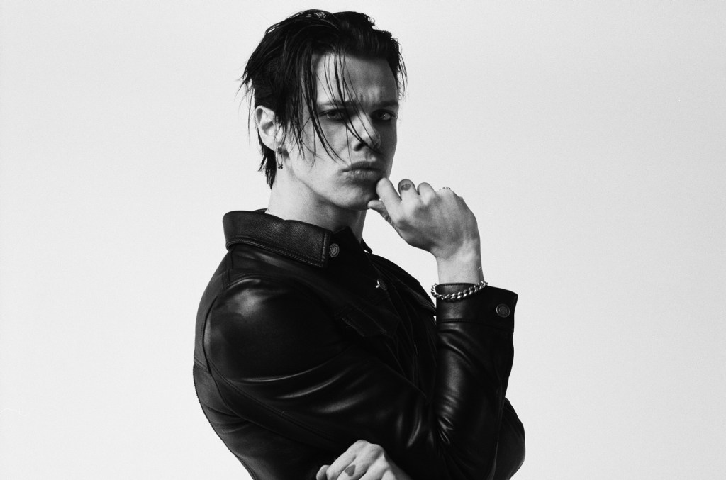 Yungblud paga bebidas para fãs após adiar dois shows em sua turnê