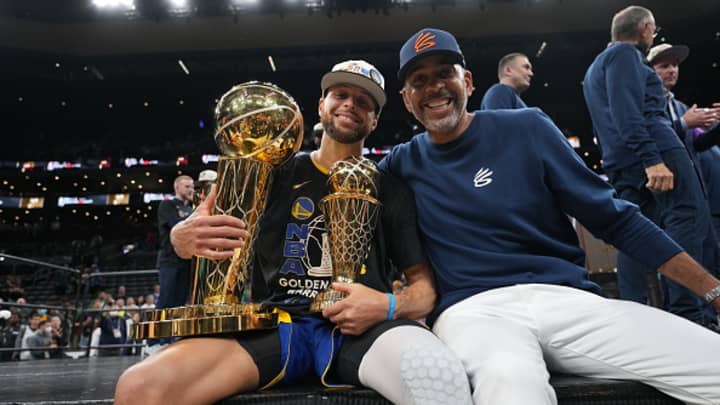 Stephen Curry, #30 do Golden State Warriors, celebra com seu pai, Dell Curry, após vencer o Jogo 6 das Finais da NBA de 2022 no TD Garden, em Boston, Massachusetts. (Foto: Jesse D. Garrabrant | National Basketball Association | Getty Images)