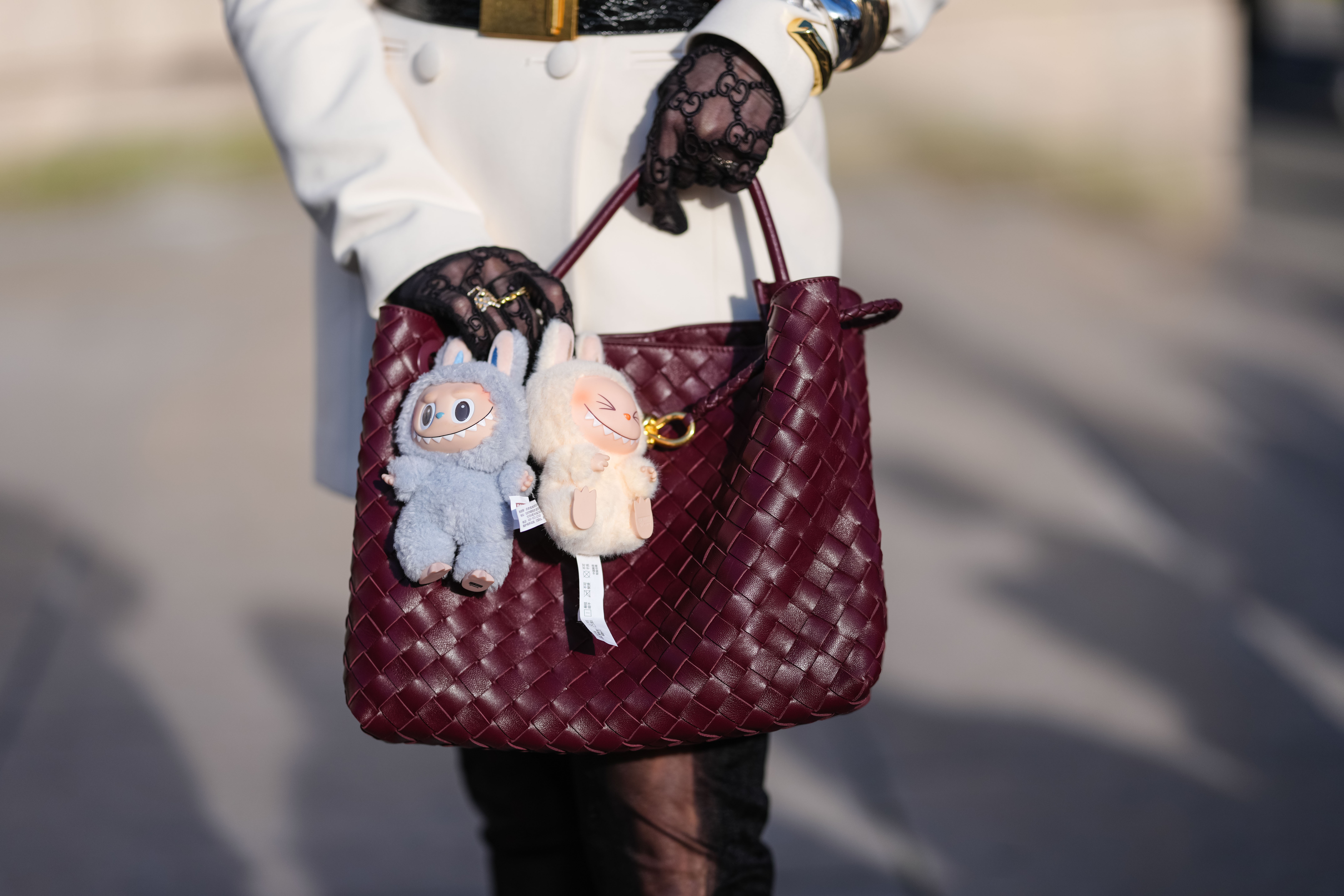 Labubu e Jellycat dominam a moda com pelúcias e acessórios lúdicos em alta