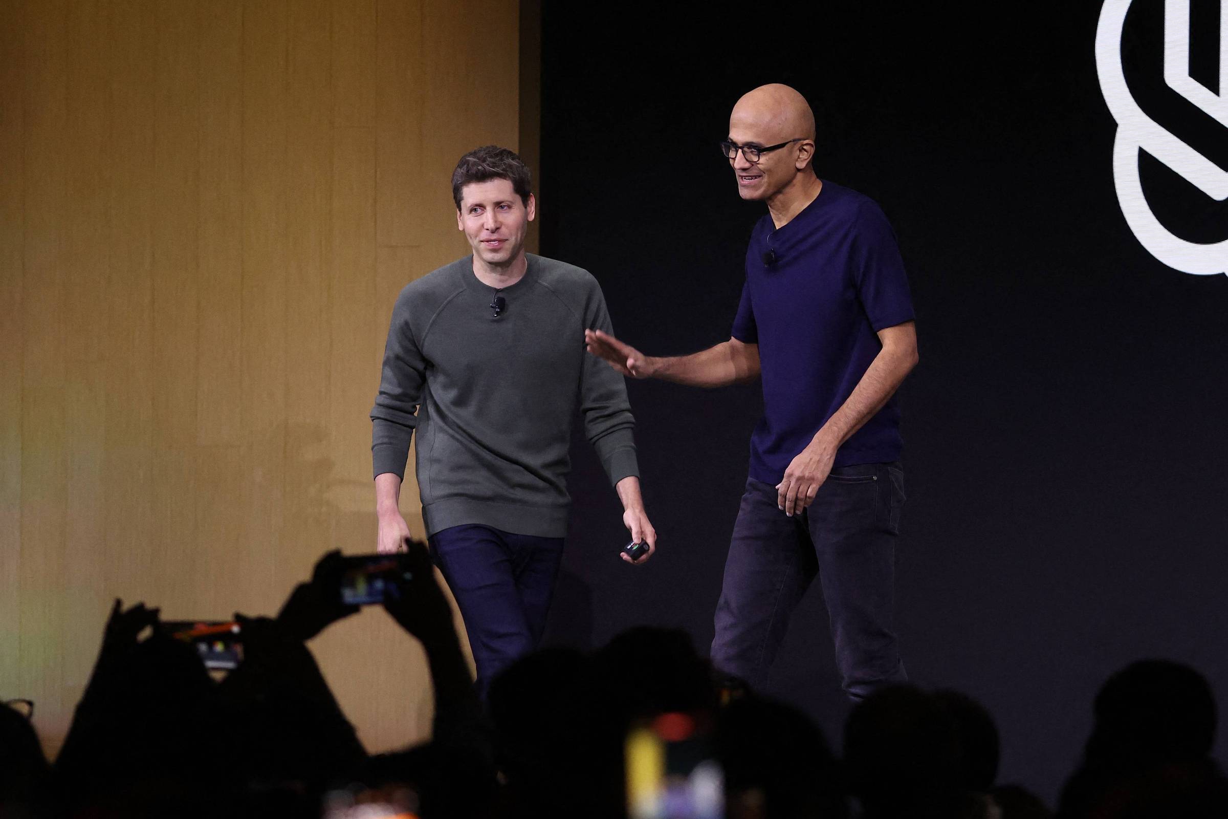 O CEO da Microsoft, Satya Nadella (à direita), cumprimenta o CEO da OpenAI, Sam Altman (à esquerda), durante o evento OpenAI DevDay em 6 de novembro de 2023 em São Francisco, Califórnia. (Foto: Justin Sullivan/Getty Images via AFP)