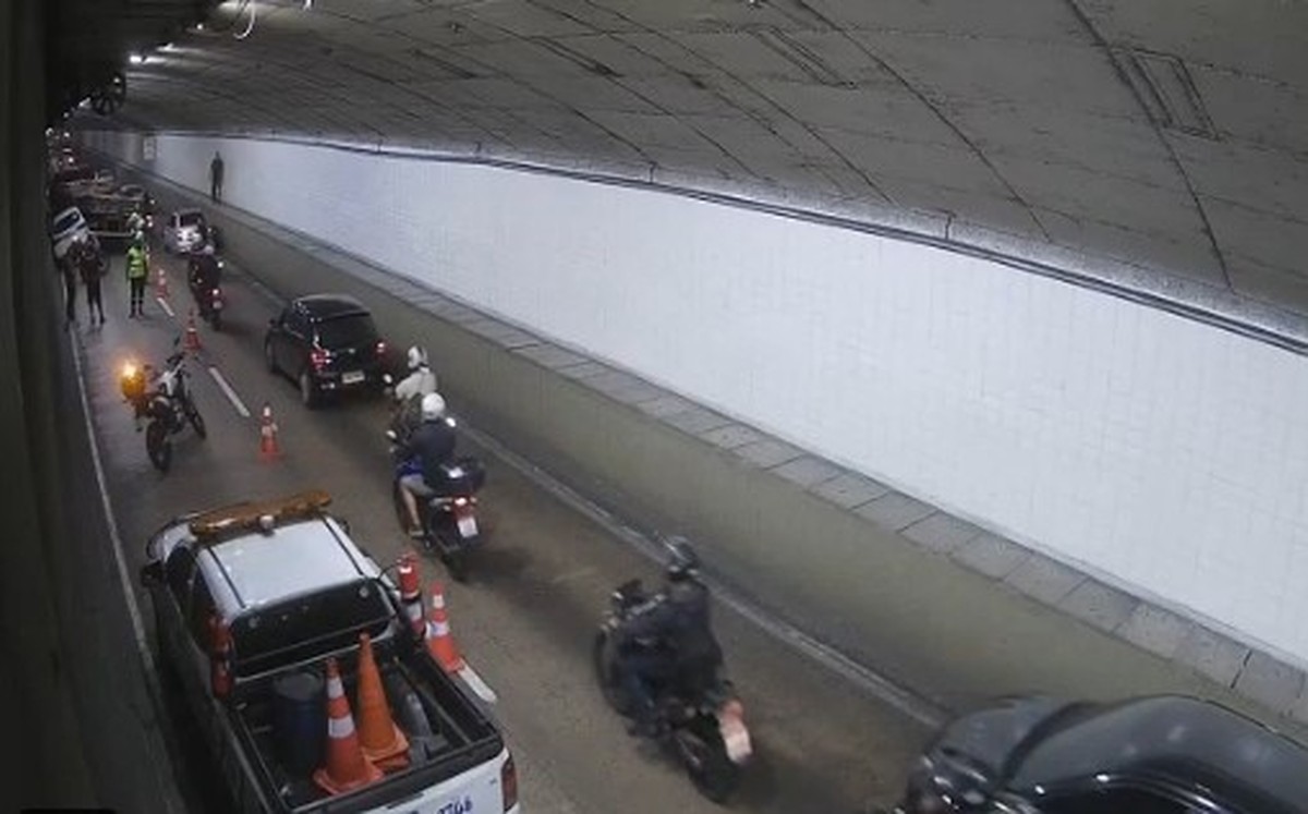 Acidente interdita pista do Túnel Santa Bárbara em direção à Zona Sul (Foto: Reprodução COR)