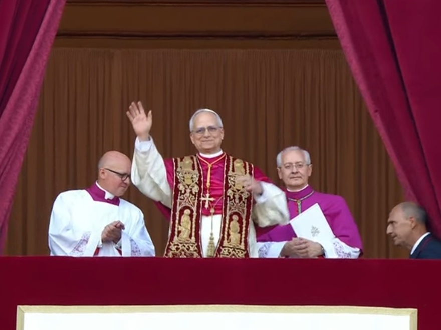 Novo papa Leão 14 aparece na varanda da Basílica de São Pedro (Foto: Vatican Media)