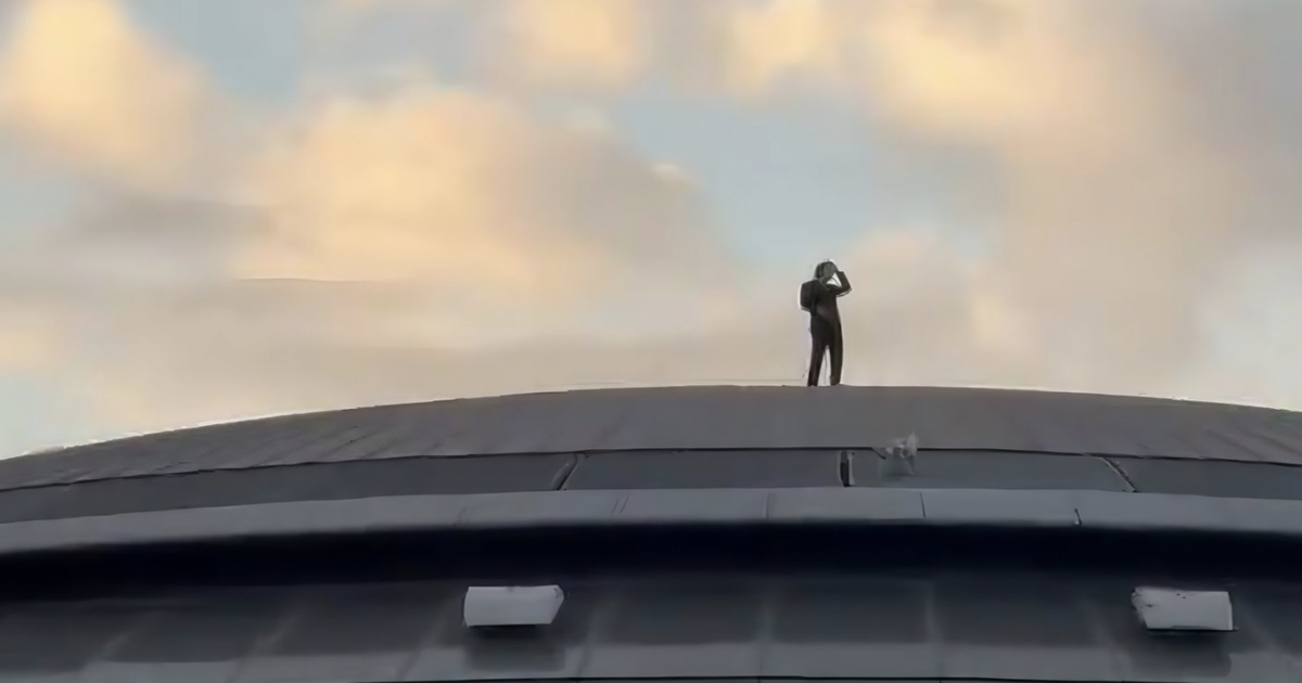 Tom Cruise faz vídeo em telhado durante as filmagens de "Missão: Impossível - Acerto Final". (Foto: Reprodução)