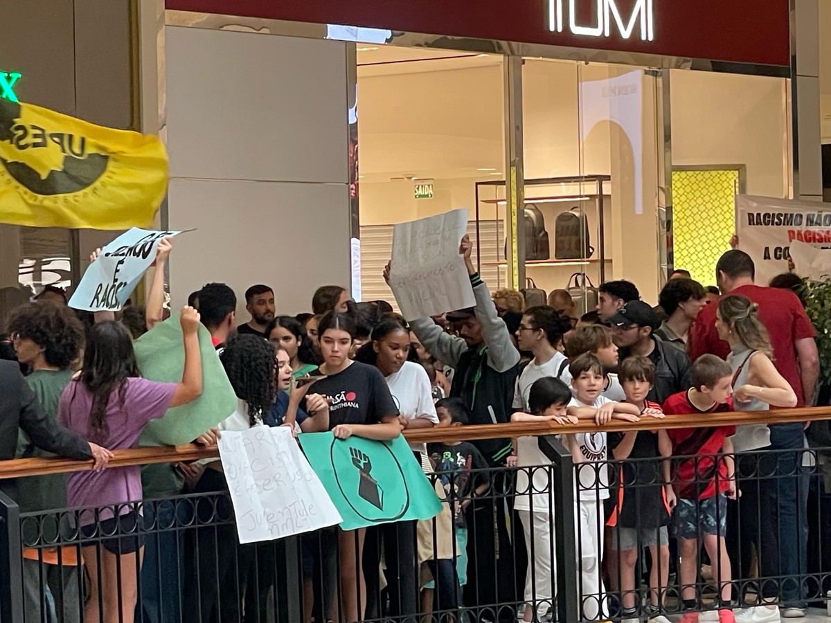 Alunos se reúnem no shopping Pátio Higienópolis para protestar contra o racismo (Foto: Matheus de Souza)