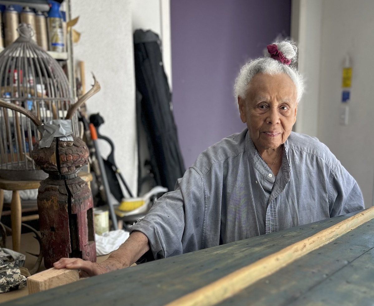 Betye Saar reúne artistas renomados para celebrar seu legado aos 99 anos
