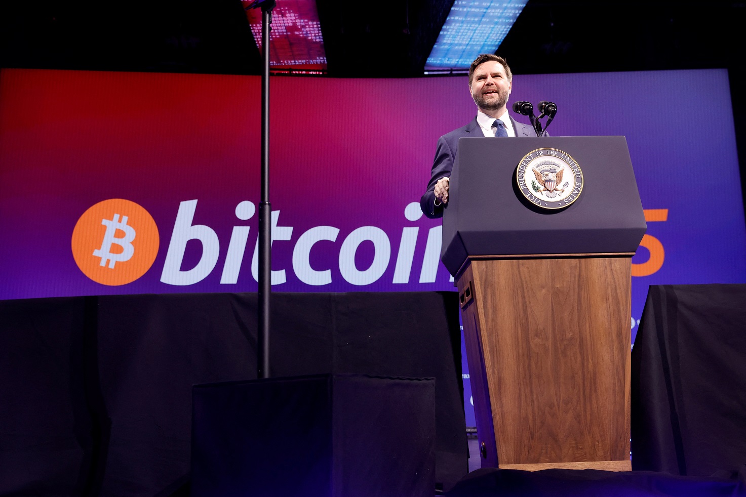 JD Vance defende criptomoedas e stablecoins em conferência em Las Vegas