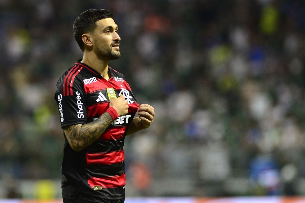 Arrascaeta brilha e é eleito Craque Betano do Cartola em abril com nove gols