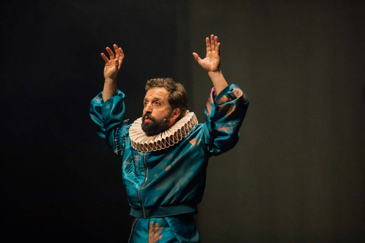 Gregorio Duvivier na peça 'O Céu da Língua' (Foto: Joana Calejo/Divulgação)