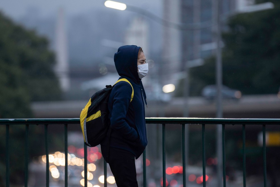 Pessoas com máscara se protegem da chuva e frio no viaduto Santa Generosa, zona sul de São Paulo. (Foto: Bruno Rocha/Fotoarena via Estadão Conteúdo/Arquivo)