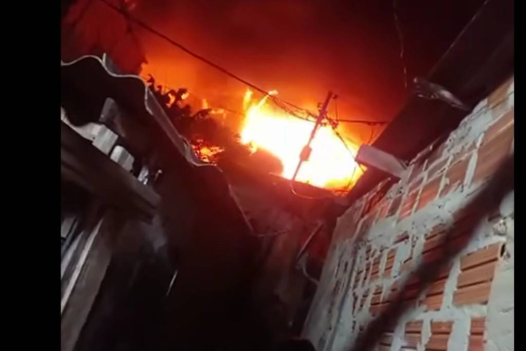 Homem é socorrido após incêndio na comunidade do Sabão, em Osasco