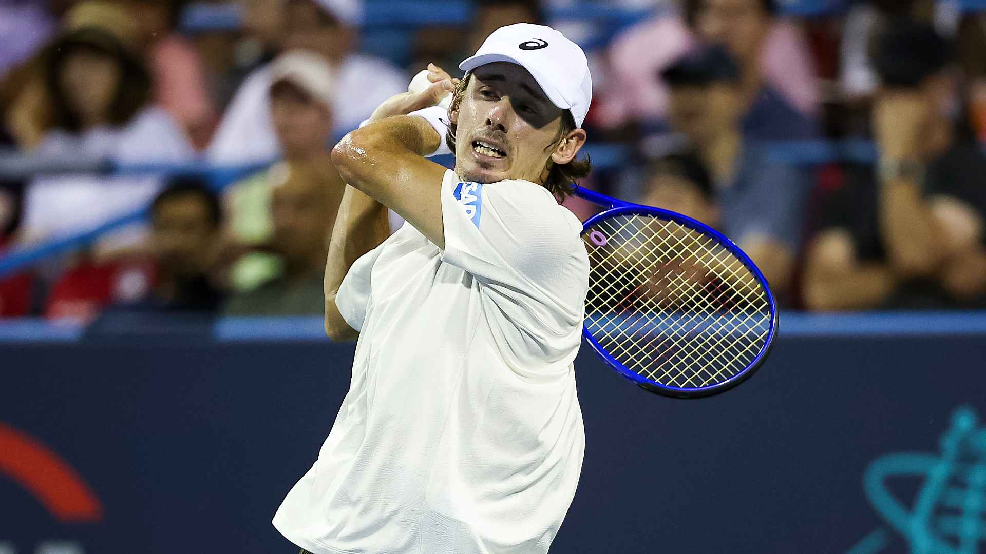 De Minaur volta ao top 10 e enfrenta Davidovich em emocionante partida