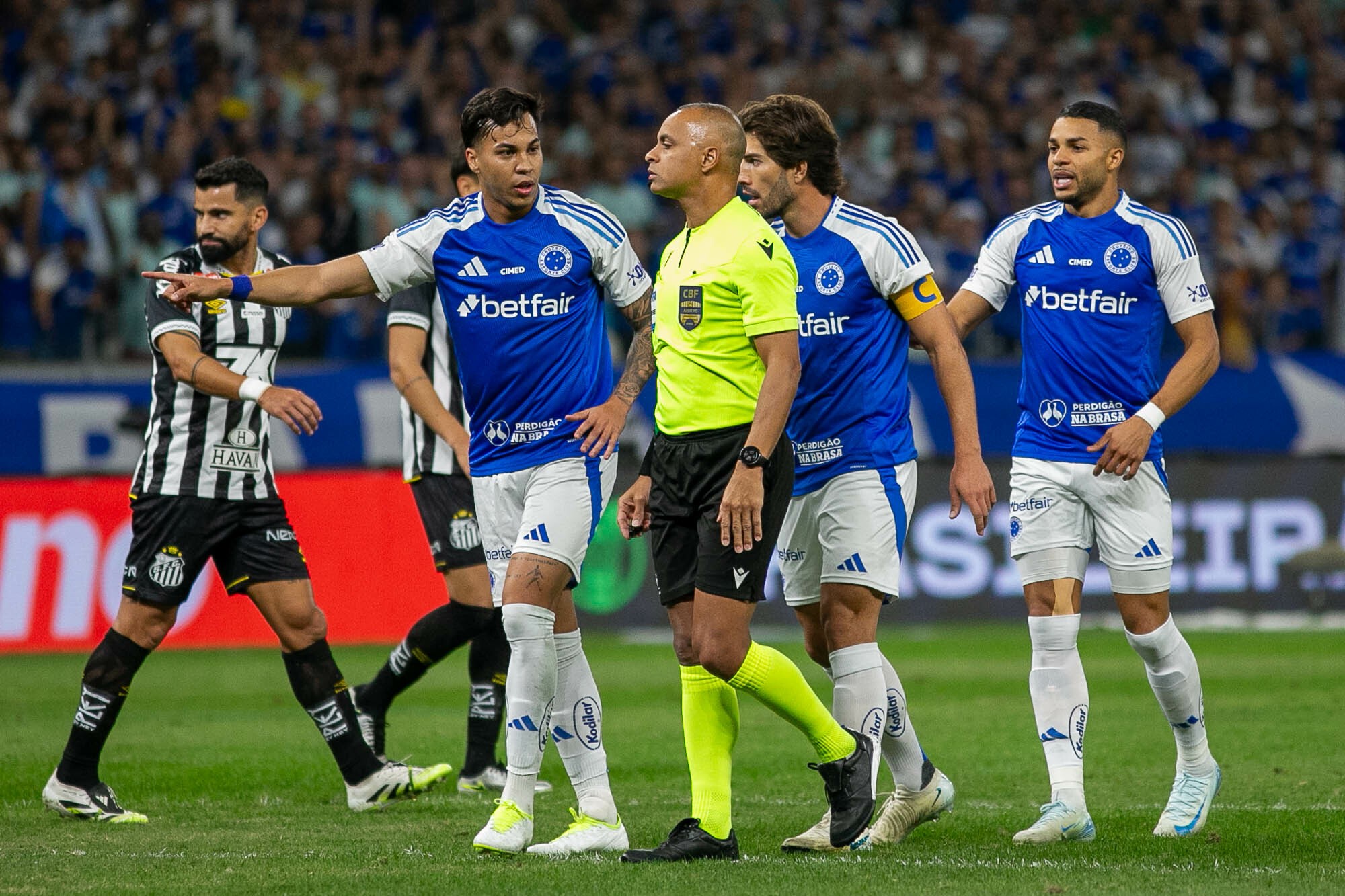 Cássio critica arbitragem após derrota: 'Jogamos contra 12'