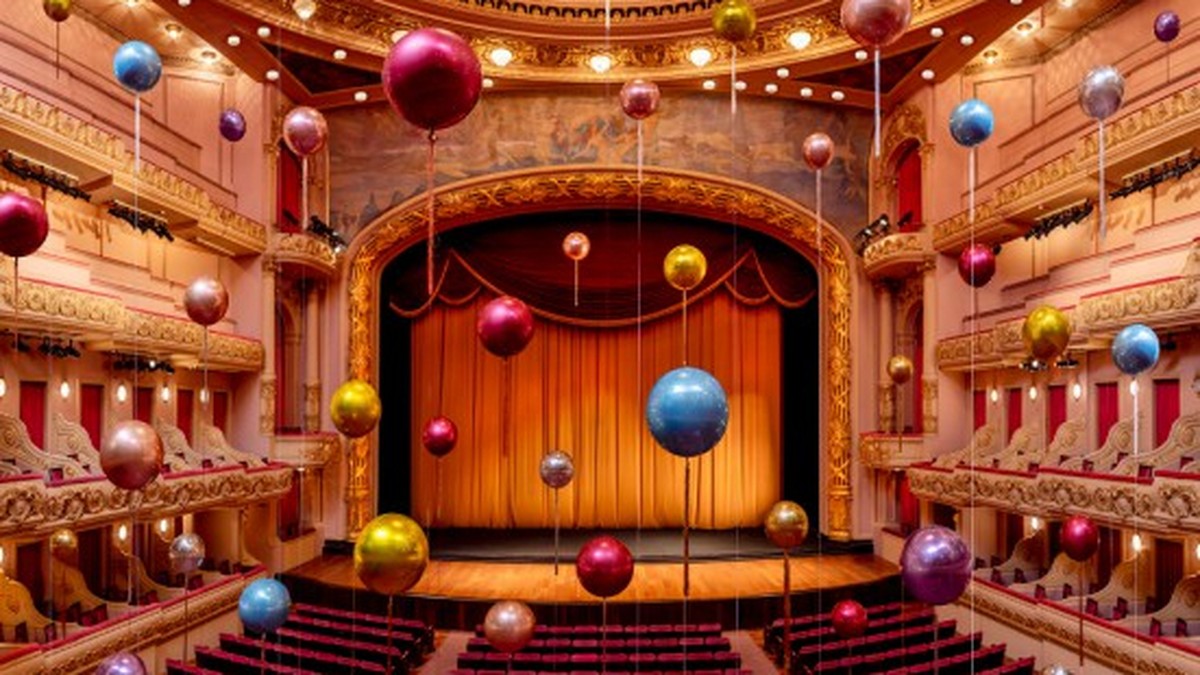 Theatro Municipal celebra 116 anos com instalação lúdica de Flávia Junqueira