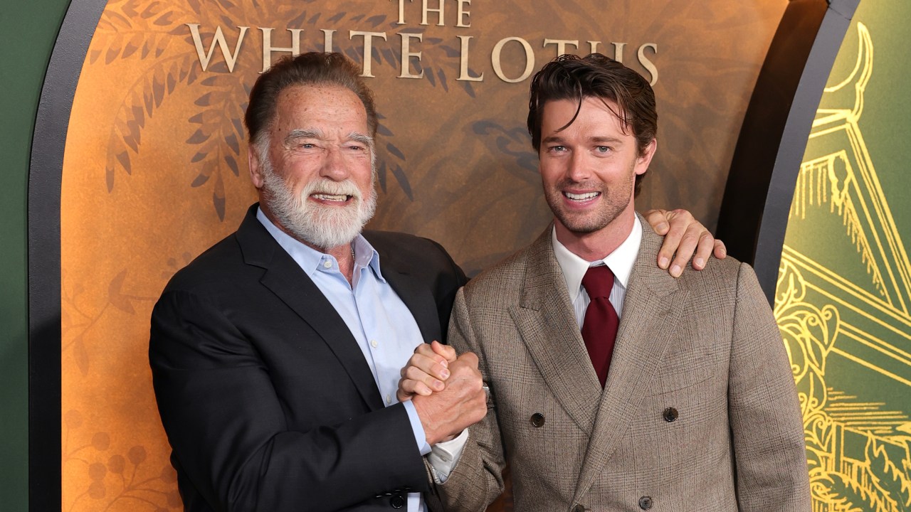 Arnold Schwarzenegger e Patrick Schwarzenegger, no lançamento da terceira temporada da série de HBO 'The White Lotus', no Paramount Theatre, em 10 de fevereiro de 2025, em Los Angeles, Califórnia. (Foto: Maya Dehlin Spach/WireImage)