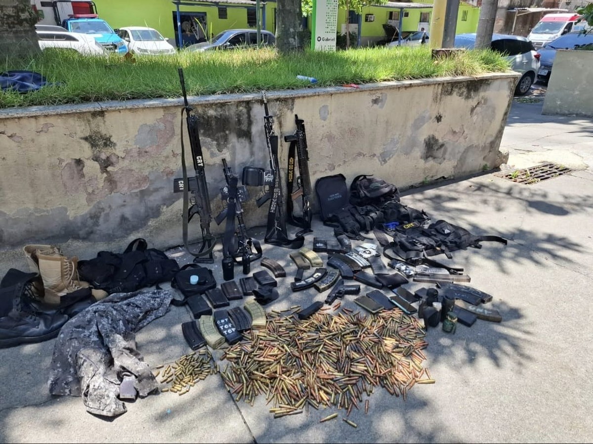 Armas, fuzis, granadas e munição apreendidos no Morro dos Macacos, em dezembro de 2024 (Foto: Marcos Nunes/Agência O GLOBO)