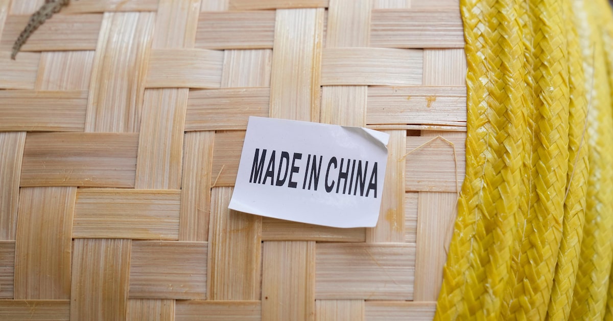 Enquanto os navios porta-contêineres atravessam o Pacífico vindos da China, os líderes americanos estão acordando para a armadilha que criaram para si mesmos (Foto: Jeff Chiu/AP)