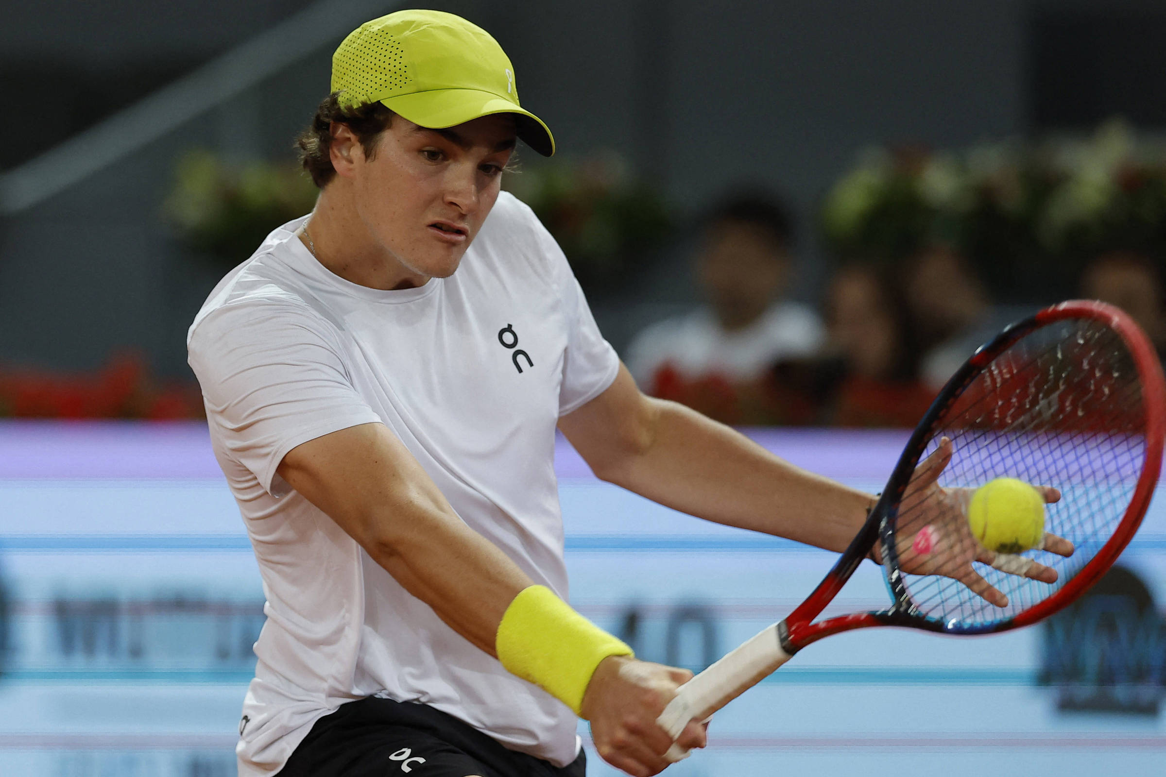 Tenista brasileiro João Fonseca durante partida da ATP Tour Madrid Open neste sábado (26) (Foto: Juan Medina/REUTERS)