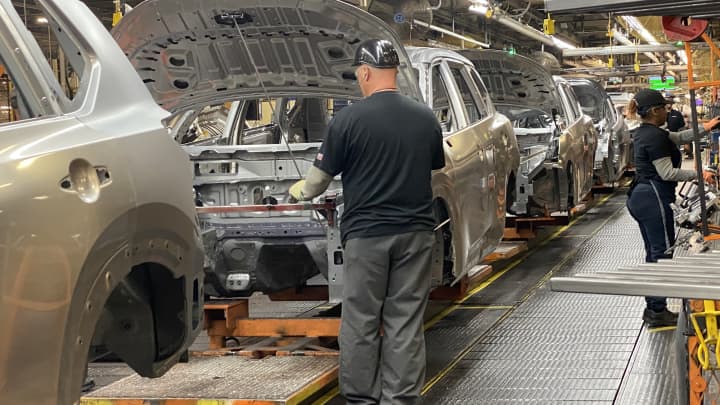 Trabalhadores da montadora Nissan na fábrica de montagem de veículos de Smyrna, Tennessee, em 6 de junho de 2022. A planta emprega mais de 7 mil pessoas e produz uma variedade de veículos, incluindo o Leaf EV e o crossover Rogue. (Foto: Michael Wayland / CNBC)