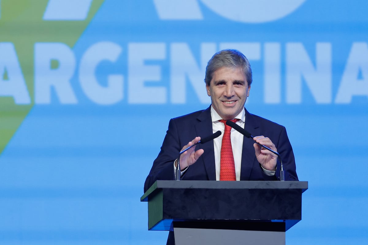 Luis Caputo, ministro de Economia da Argentina, em dezembro de 2024. (Foto: JUAN IGNACIO RONCORONI/EFE)